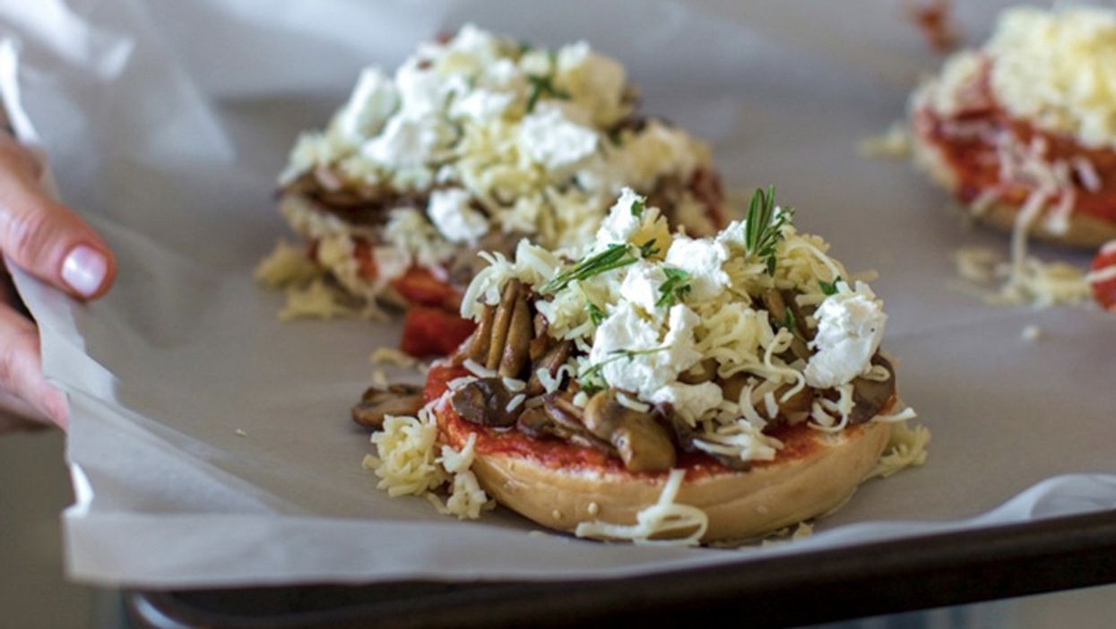Pizzas rapides sur bagels (végé) | Jour 6 de la semaine santé avec Narcity