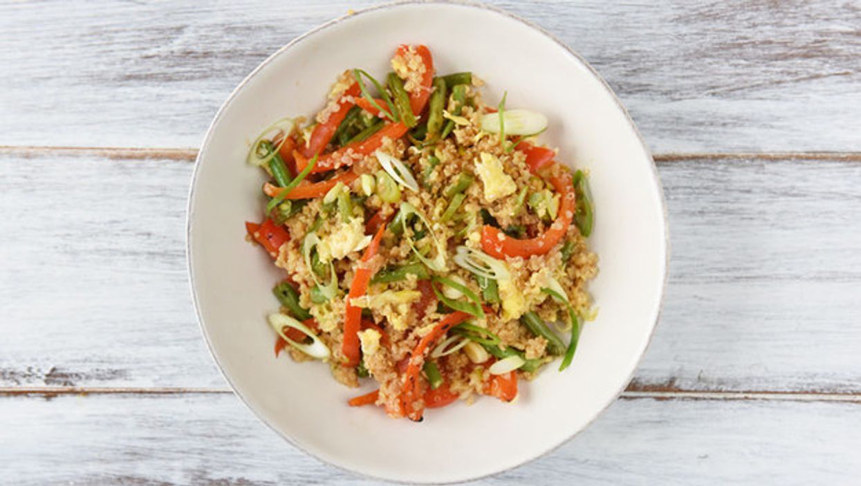 Quinoa « frit » aux haricots verts et poivrons rouges | Jour 5 de la semaine santé avec Narcity