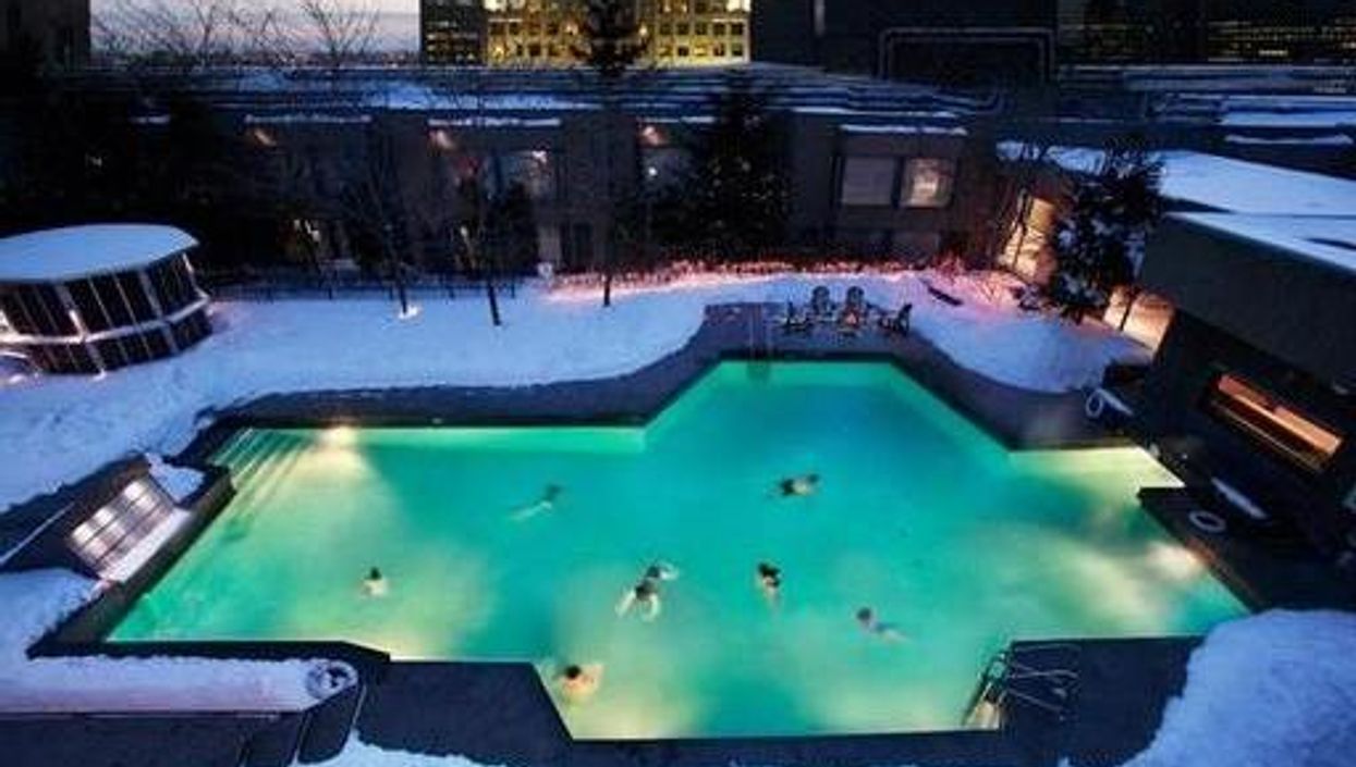 La piscine chauffée parfaite existe sur un toit de Montréal