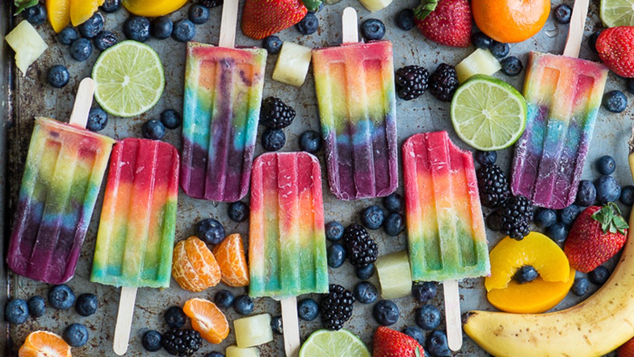 Les popsicles arc-en-ciel bons et santé qui te redonneront la vie cet été