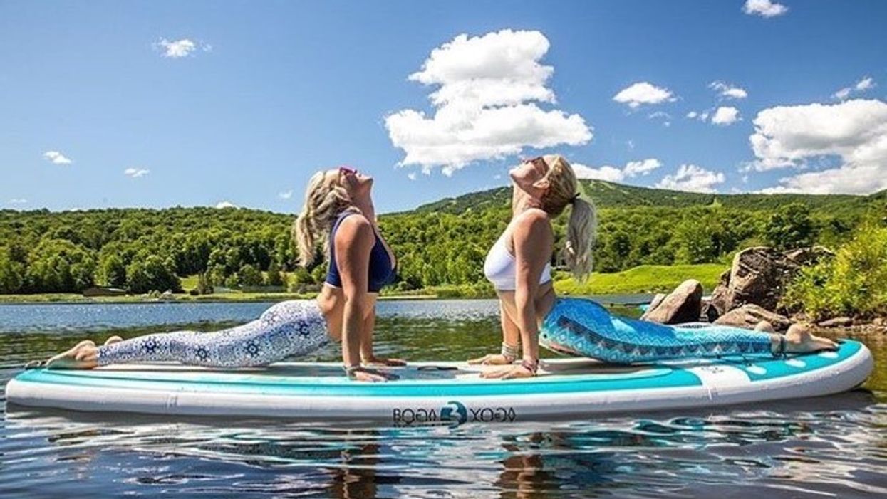 Des cours de yoga sur une planche de surf offerts à Montréal cet été