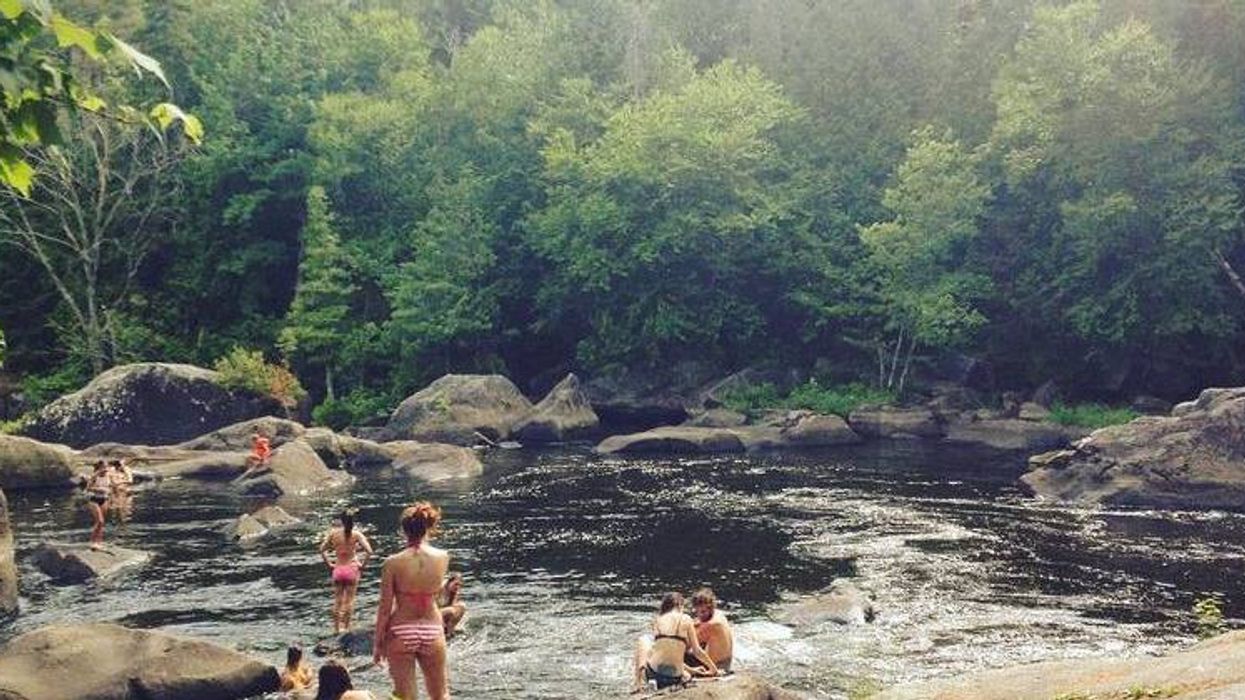 7 spots secrets où tu peux te baigner avec tes amis au Québec cet été
