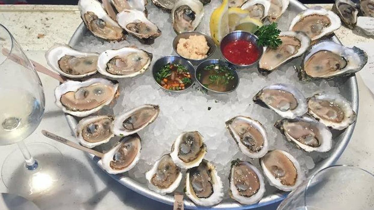 Tu pourras manger des huîtres à une piasse à Montréal cette semaine!