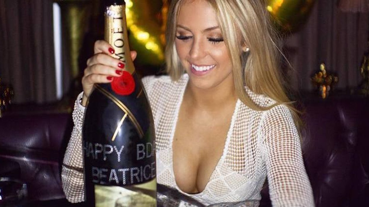 Béatrice Bouchard fête son anniversaire dans un bar de Montréal et tu y es invité!