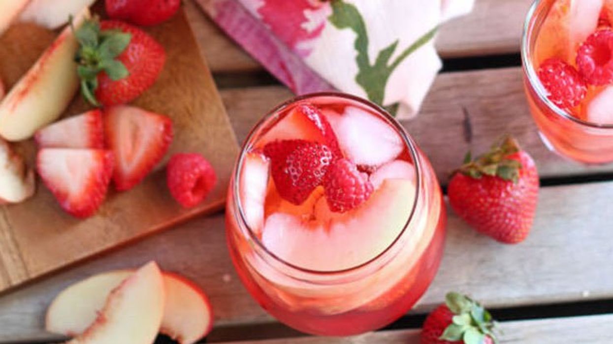 La sangria rosée à la pêche à boire pour te faire croire que c'est encore l'été