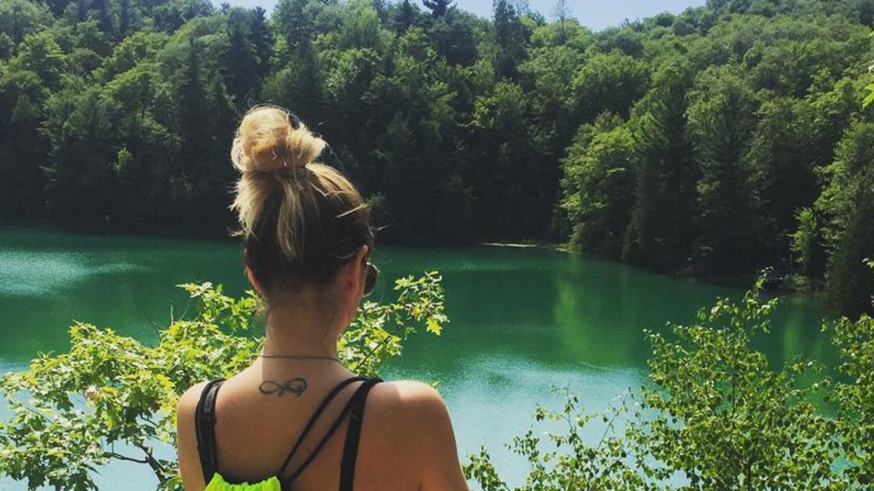 Ce magnifique lac d'eau turquoise à seulement 2h30 de Montréal te fera sentir comme dans l'Ouest canadien