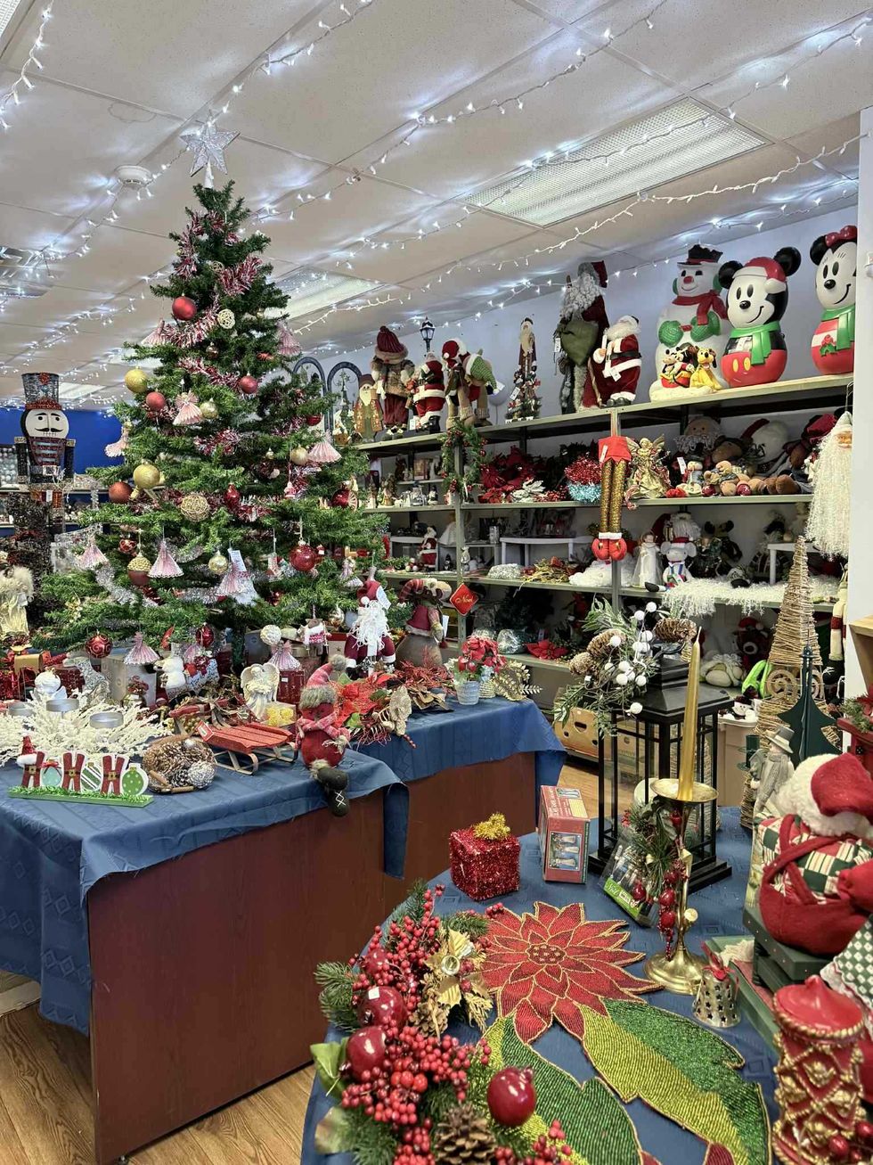 Int\u00e9rieur de la boutique \u00e9ph\u00e9m\u00e8re D\u00e9panne TOUT.