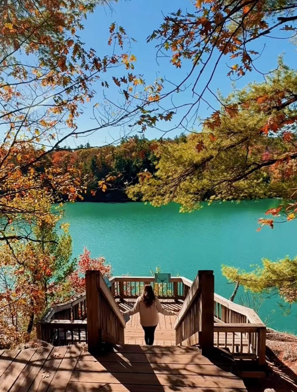 Izabelle Bee au Lac Pink du parc de la Gatineau l'automne.