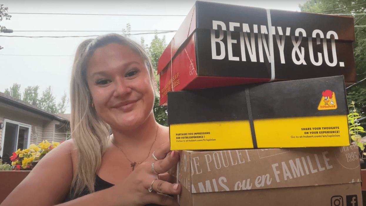 Izabelle Bee avec les trois boîtes de poulet de rôtisseries : Benny & Co, St-Hubert, et Scores.