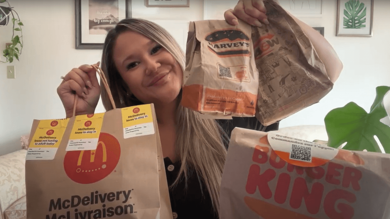 Izabelle Bee avec ses quatre sacs de fast food populaires au Québec.