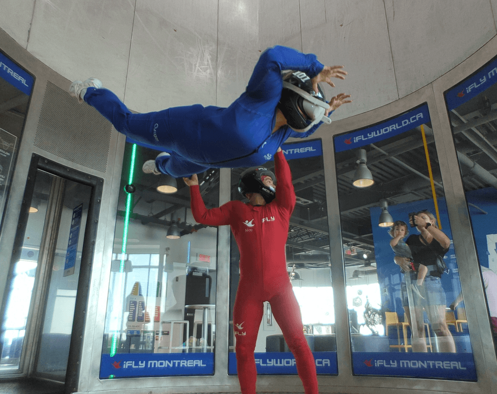 Izabelle Bee en plein vol avec le casque de r\u00e9alit\u00e9 virtuelle.