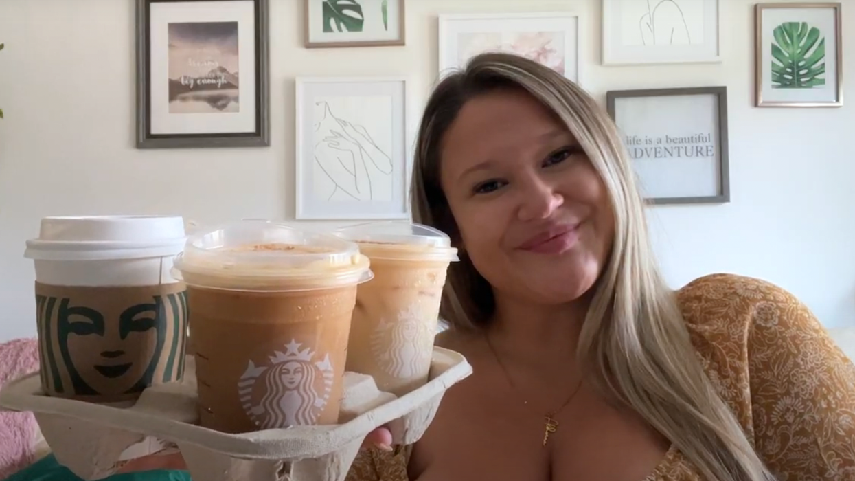 Izabelle Bee et les boissons d'automne Starbucks.