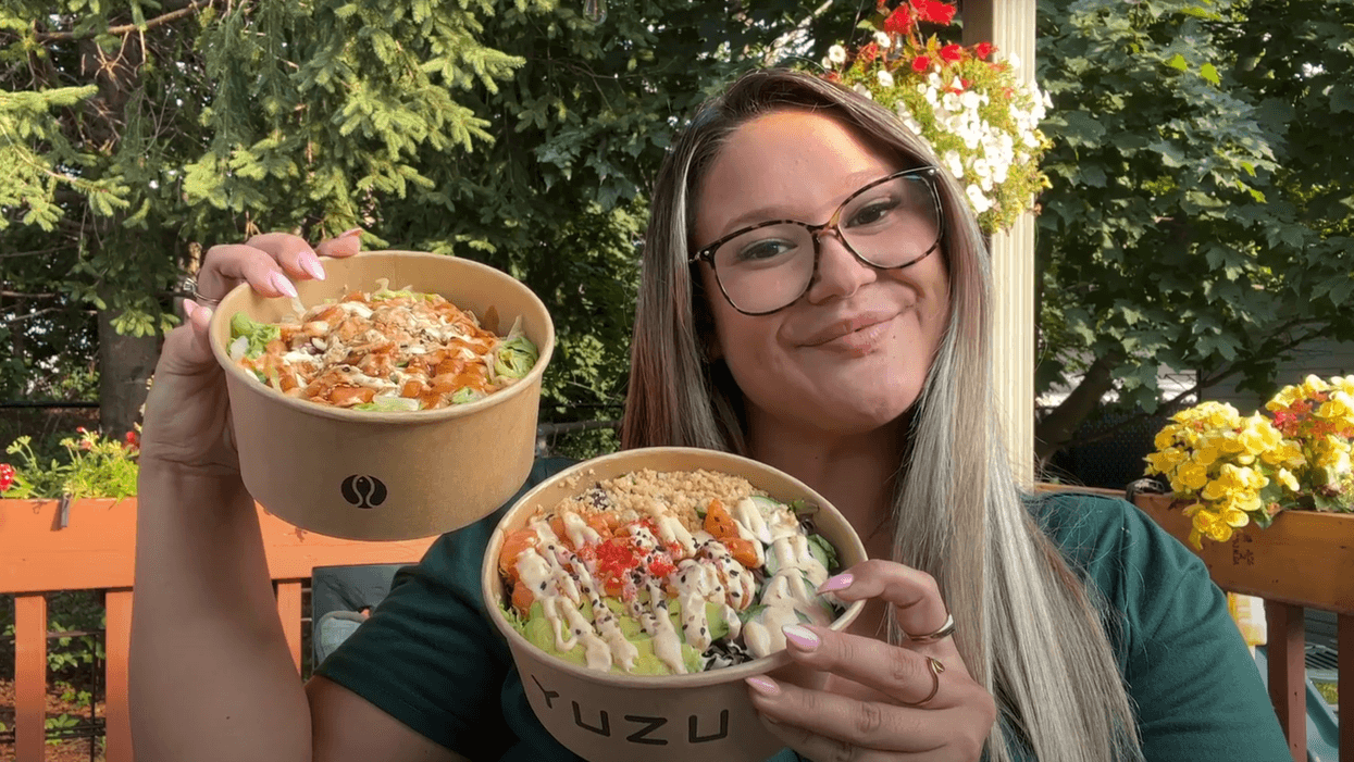Izabelle Bee et les deux poke bowls : Sushi Shop en haut et Yuzu Sushi en bas.