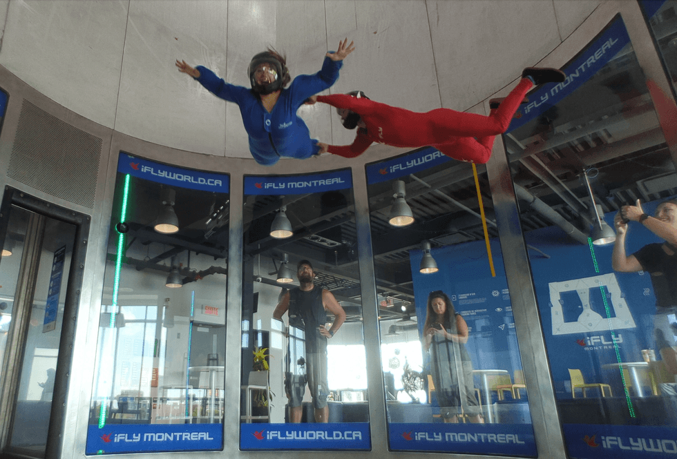 Izabelle Bee qui monte avec l'instructeur pendant le d\u00e9collage vertical.