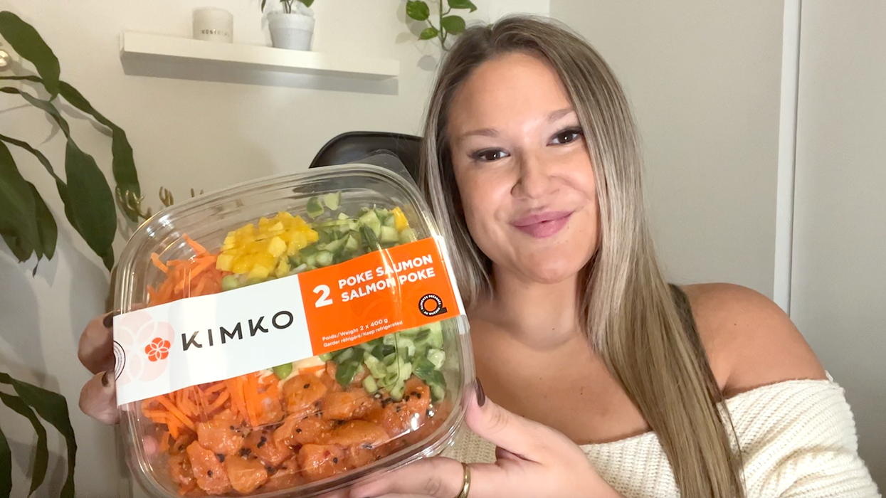Izabelle Bee qui tient l'ensemble de deux poke bowls au saumon du Costco, de marque Kimko, dans ses mains.