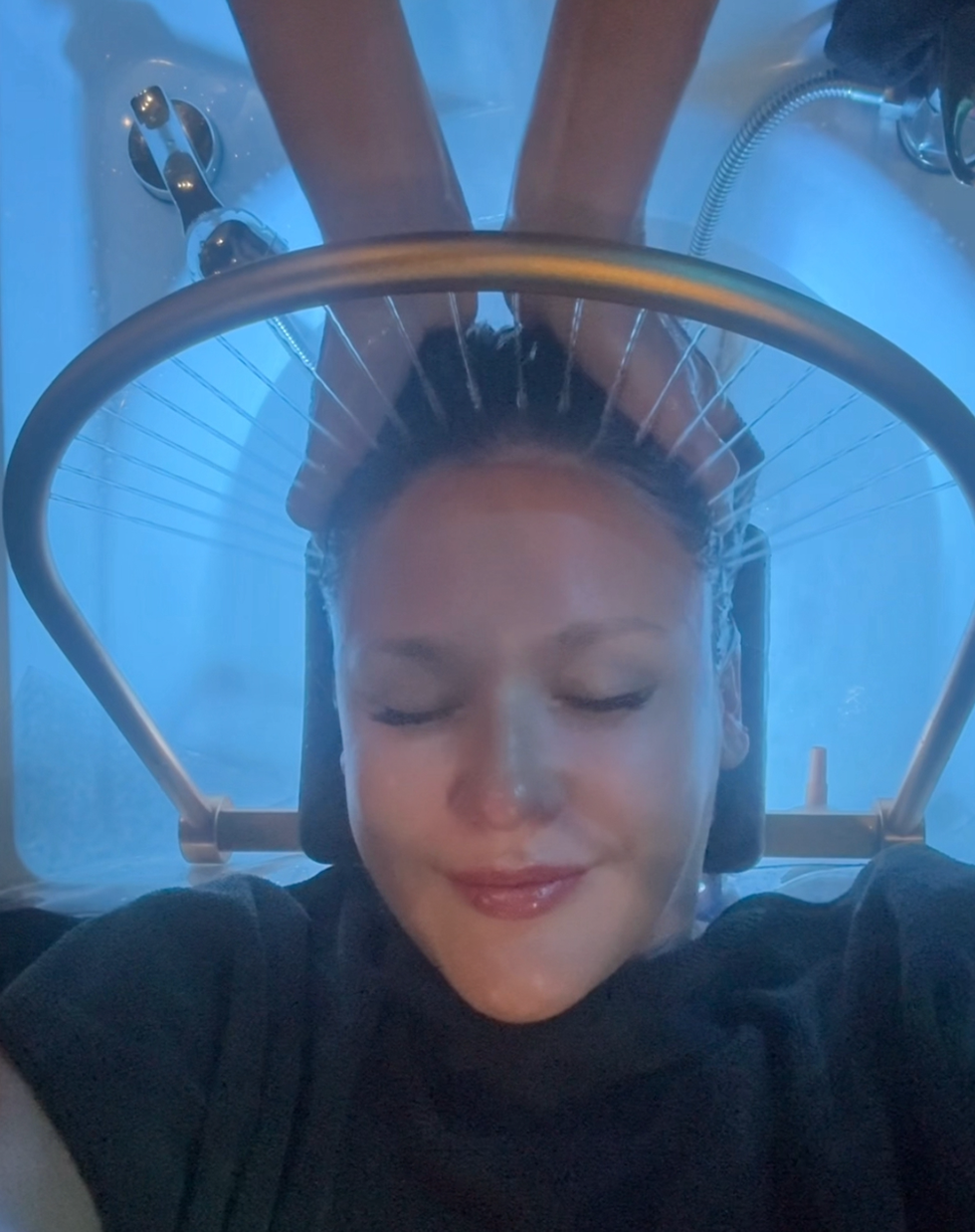 Izabelle pendant l'\u00e9tape du traitement capillaire au spa capillaire.