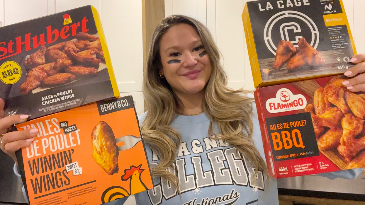 Izabelle tient 4 boîtes d'ailes de poulet surgelées : Benny&Co., St-Hubert, Flamingo, La Cage.