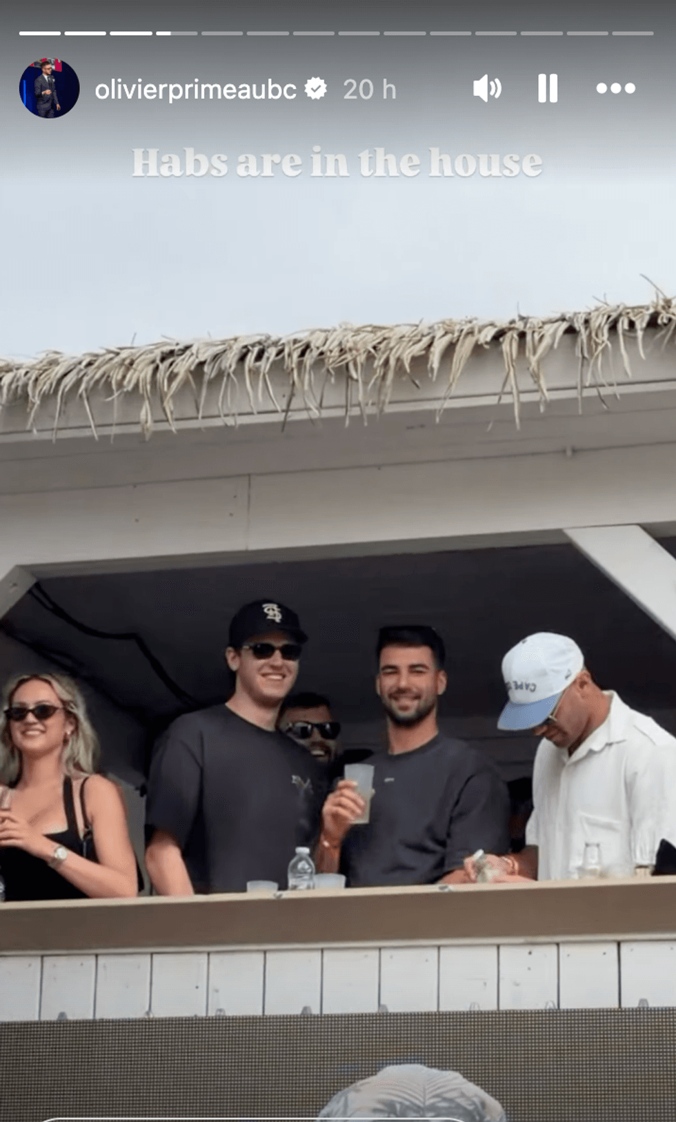 Jakub Dobes, Joe Veleno, Jayden Struble des Canadiens de Montr\u00e9al au Beachclub.