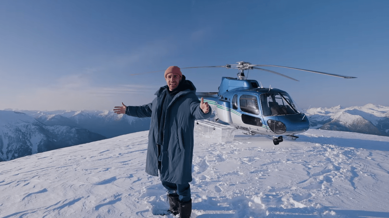 Jay Du Temple au sommet d'une montagne enneigée avec un hélicoptère.
