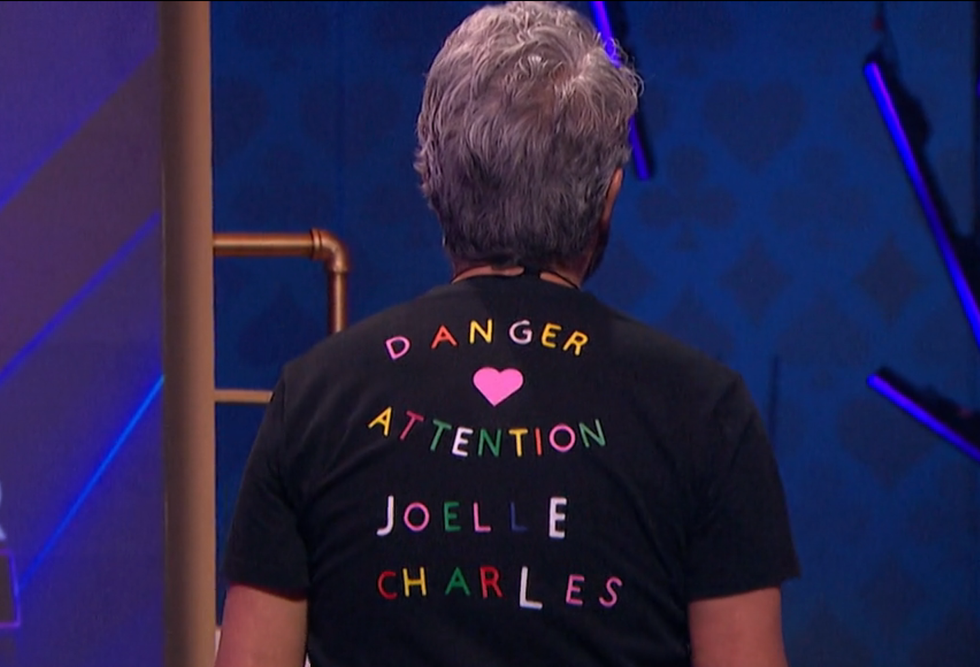 Jean Airoldi et son chandail : \u00ab Danger, Attention \u00e0 Jo\u00eblle et Charles. \u00bb