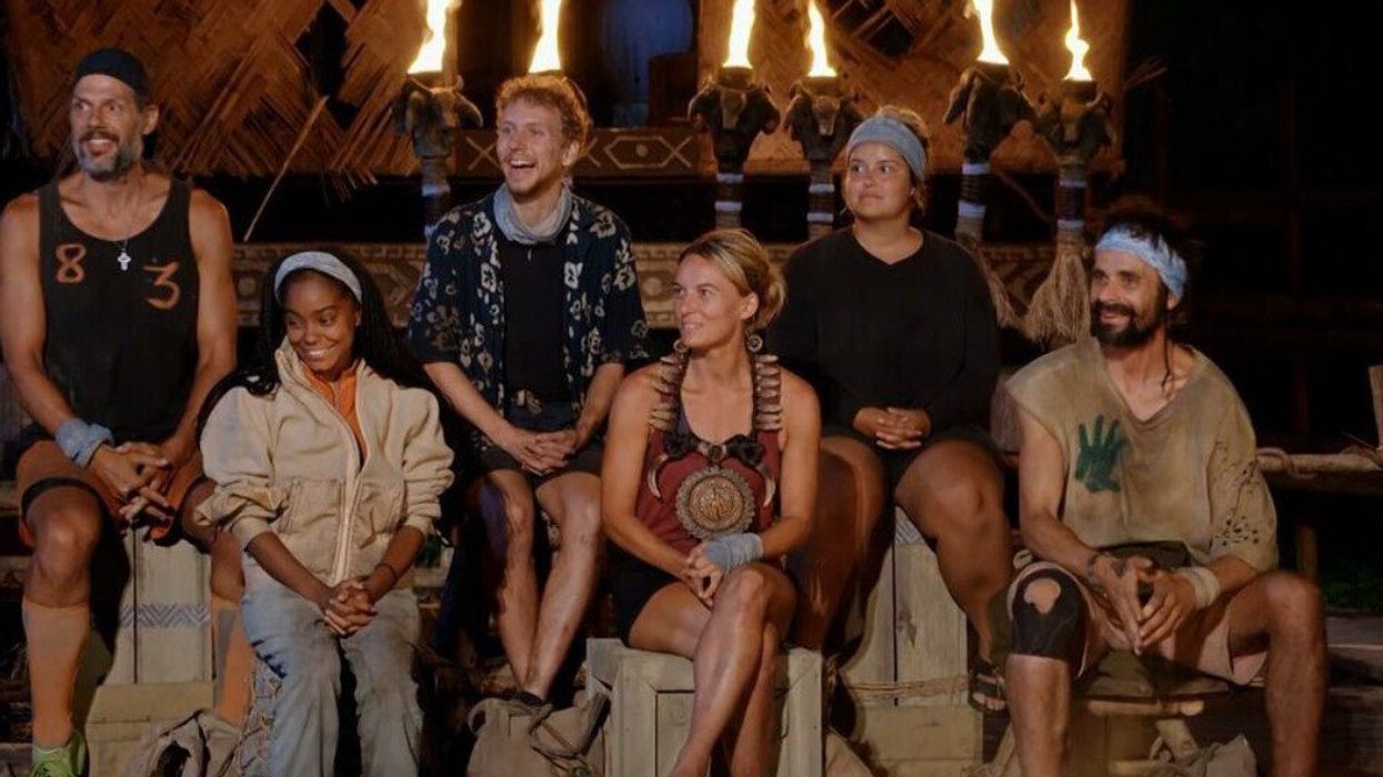 Jean-Junior, Nicolas, Justine, Kimberley, Karine et Christophe assis sur des bancs en bois en regardant au loin.