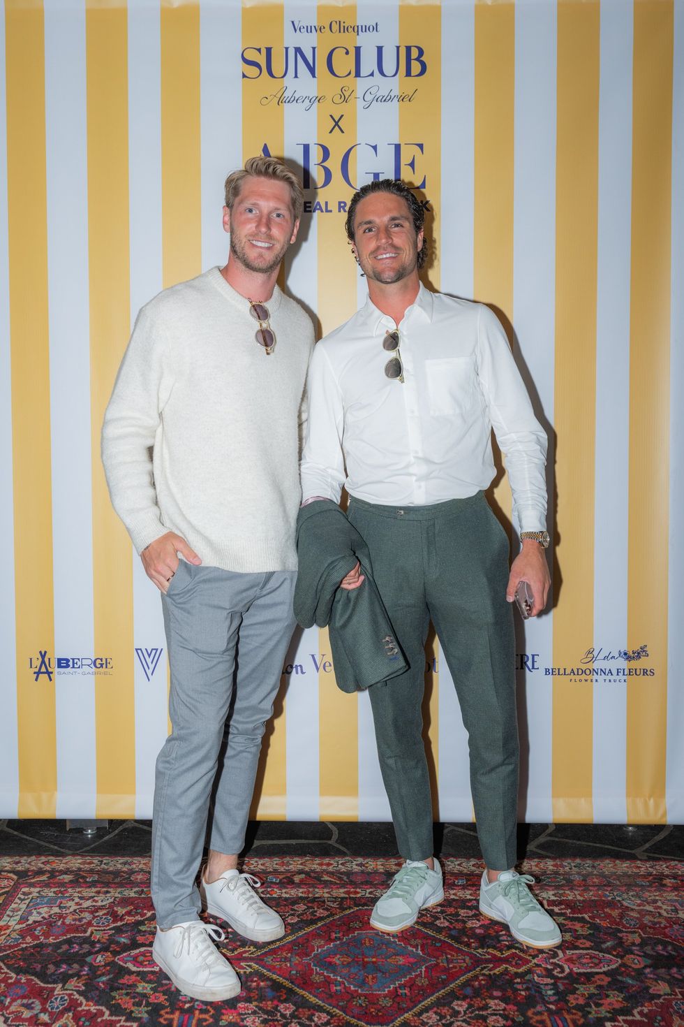 Jean-S\u00e9bastien Dea et un accompagnateur sur le tapis rouge du Grand Prix de la F1 \u00e0 l'Auberge Saint-Gabriel.