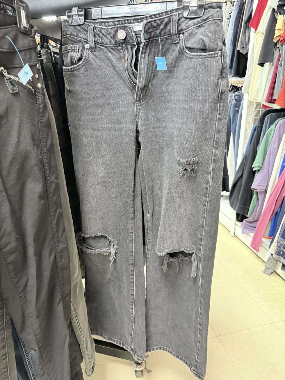 Jeans amples Garage en vente Au Grenier Populaire des Basses-Laurentides pour 2 $.