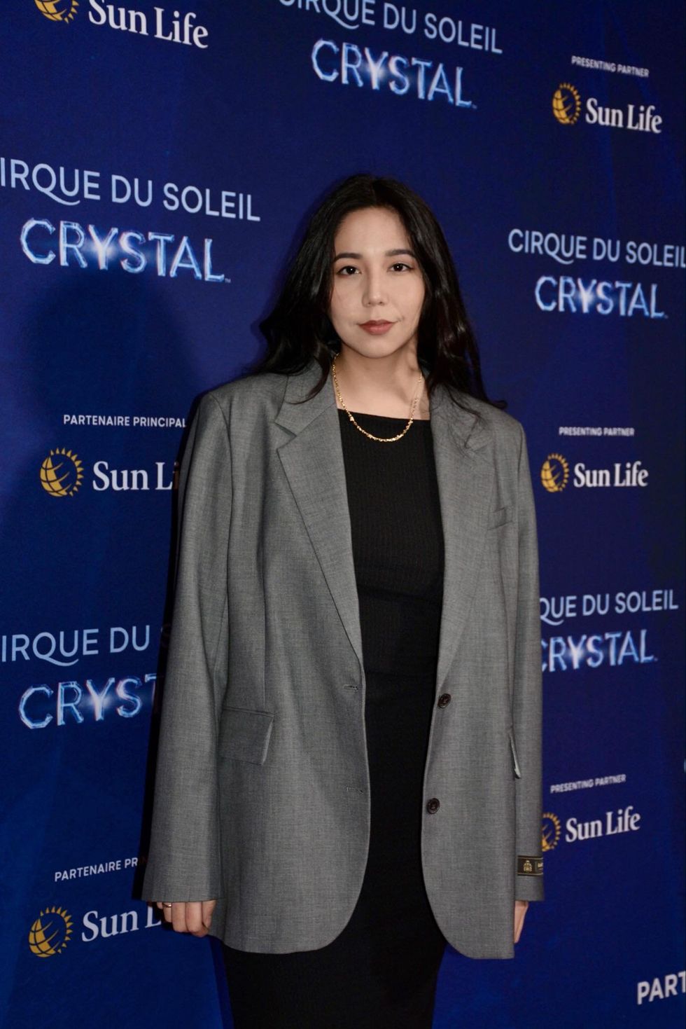 Jemmy Echaquan Dub\u00e9 et son veston gris oversized sur le tapis rouge du Cirque du Soleil.