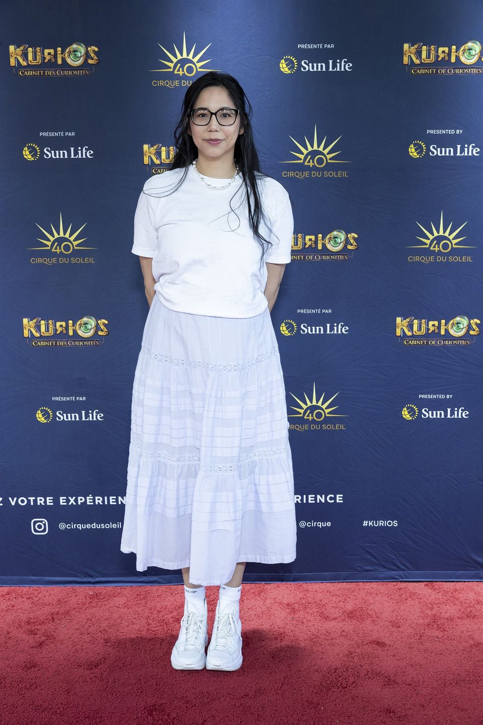 Jemmy Echaquan Dub\u00e9, v\u00eatue de blanc, sur le tapis rouge de Kurios du Cirque du Soleil.