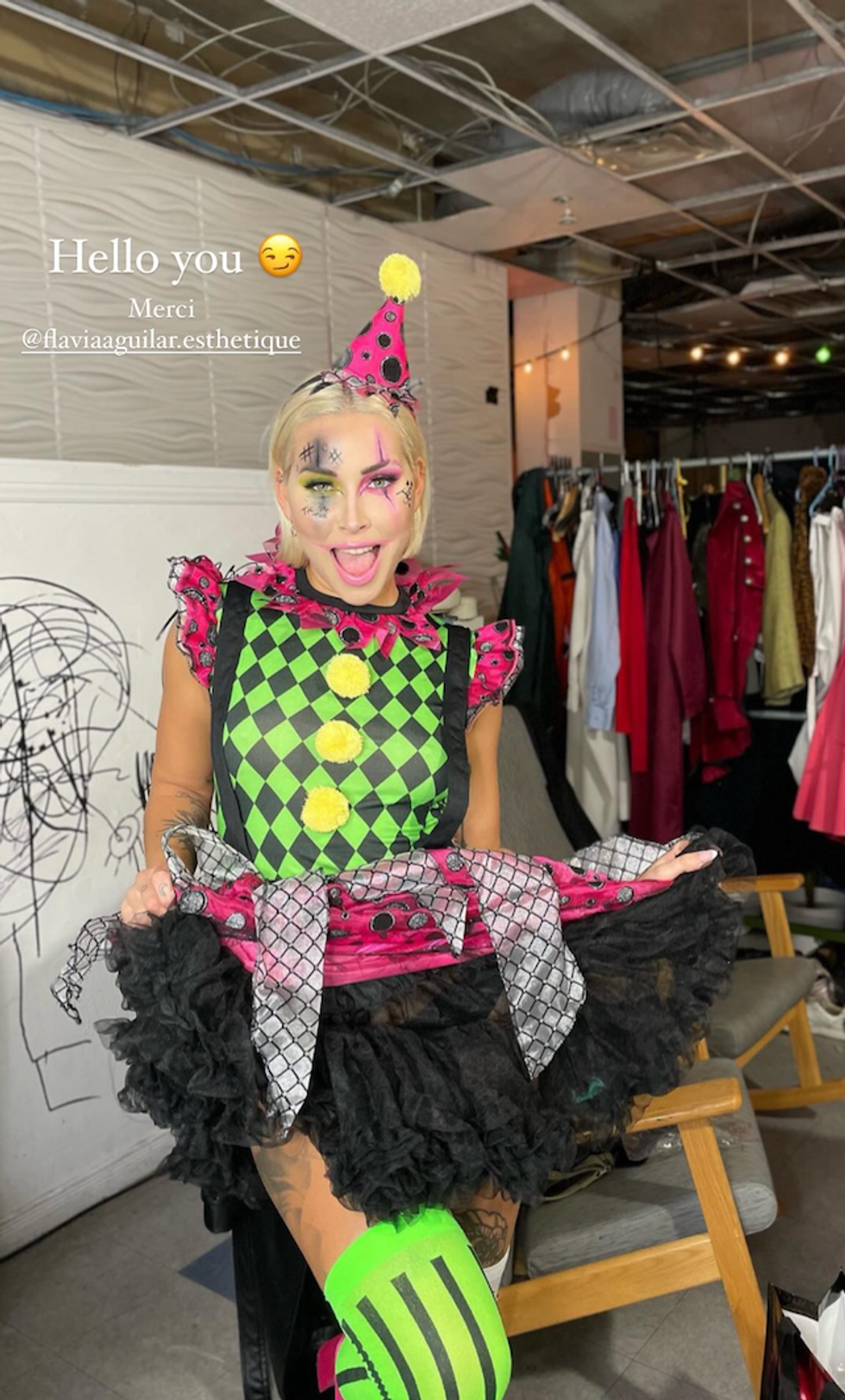 Jennifer Nogue costum\u00e9e en clown pour l'Halloween.