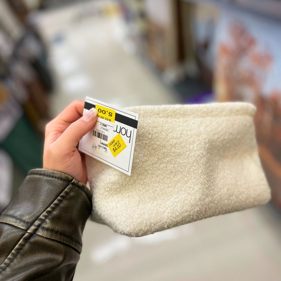 Jeune femme tenant un \u200bpanier de rangement moutonn\u00e9 blanc.