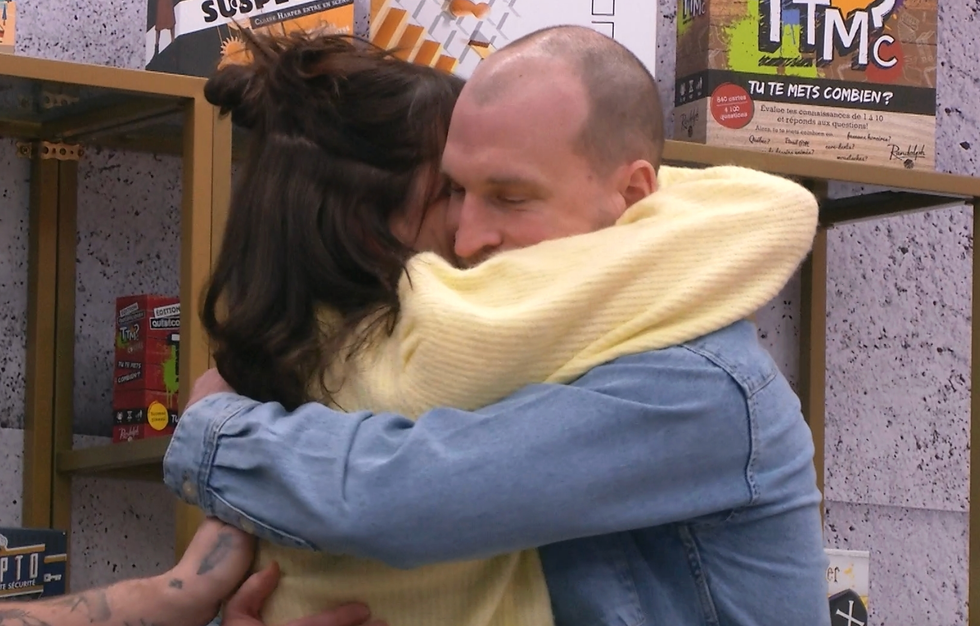 Jo\u00eblle Par\u00e9-Beaulieu et Daniel Savoie se prennent dans leurs bras.