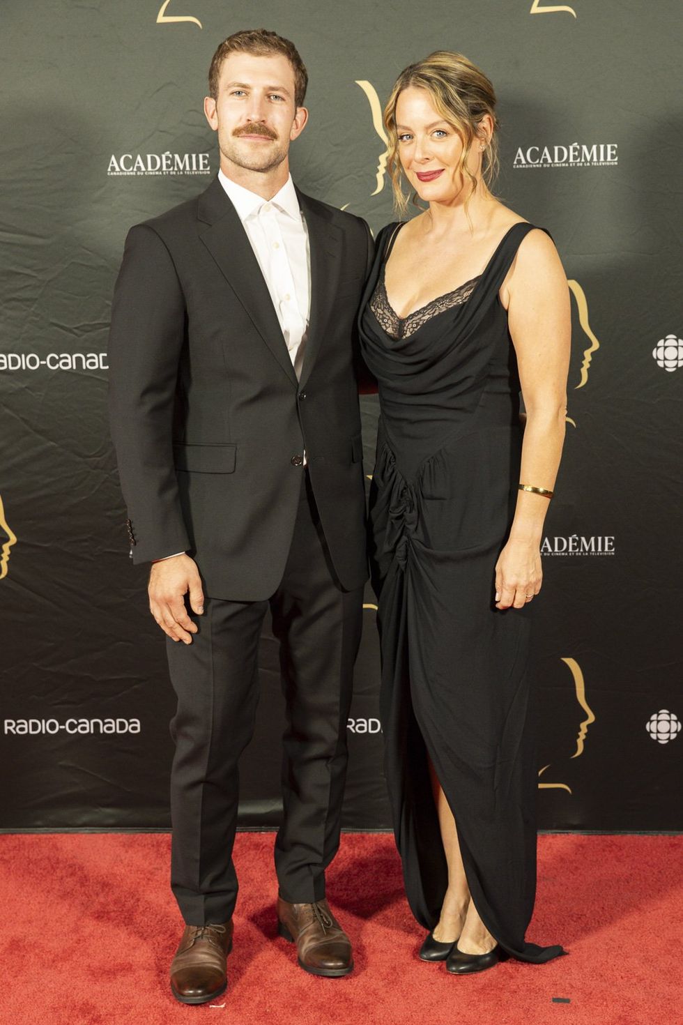 Julie Le Breton et son conjoint Louis sur le tapis rouge des prix G\u00e9meaux.