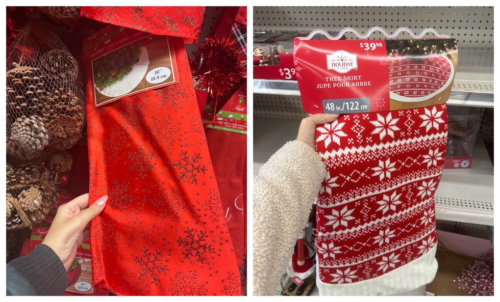 Jupe de sapin rouge avec des flocons scintillants au Dollarama. Droite : Jupe de sapin rouge avec des flocons blancs au Walmart.