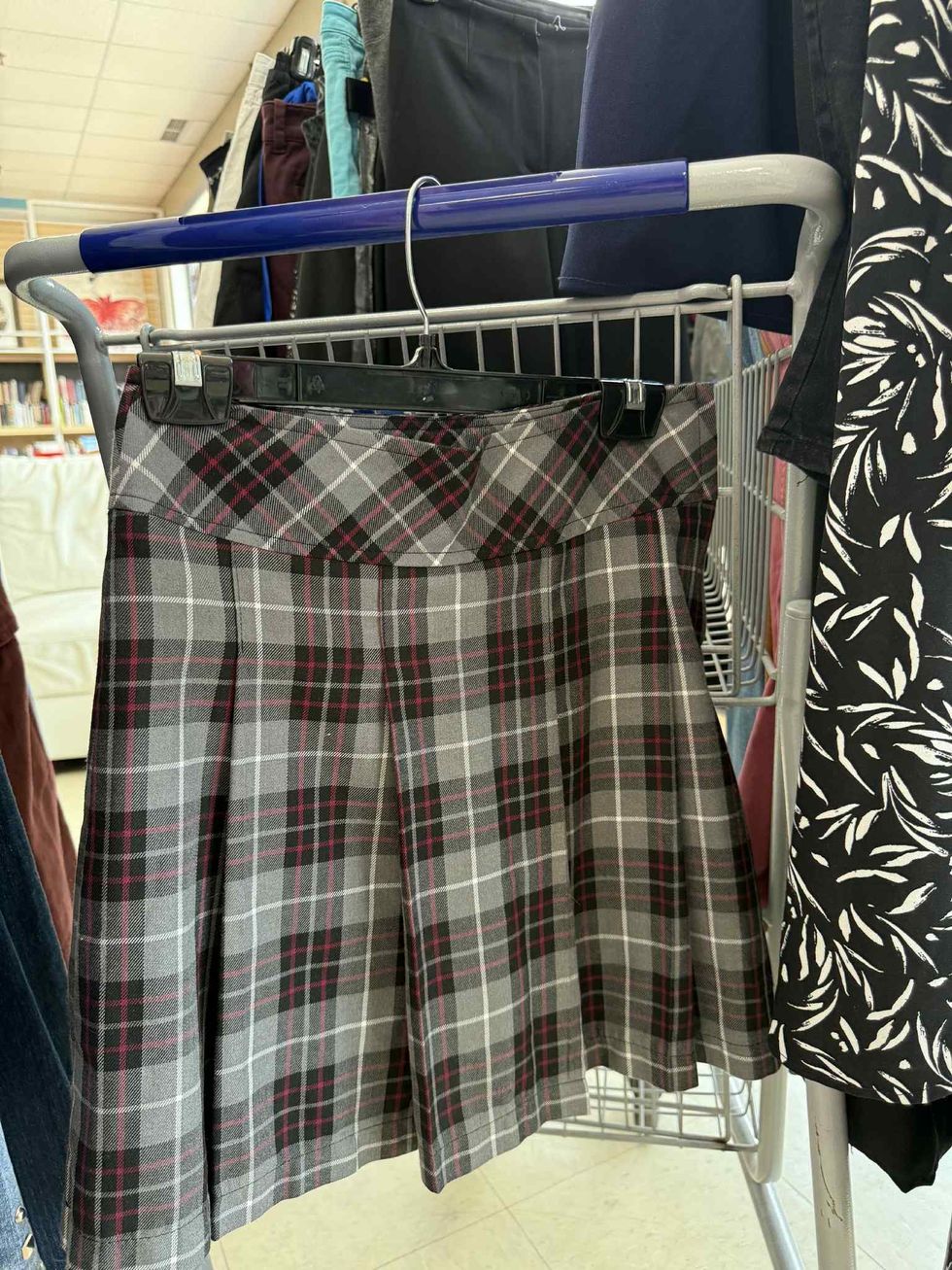 Jupe de style \u00e9coli\u00e8re dans la section liquidation pour adultes de la friperie Au Grenier Populaire.