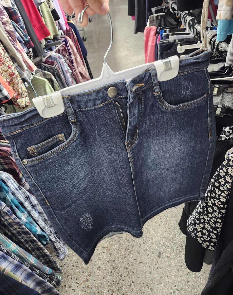 Jupe en jeans dans une rang\u00e9e de la friperie.