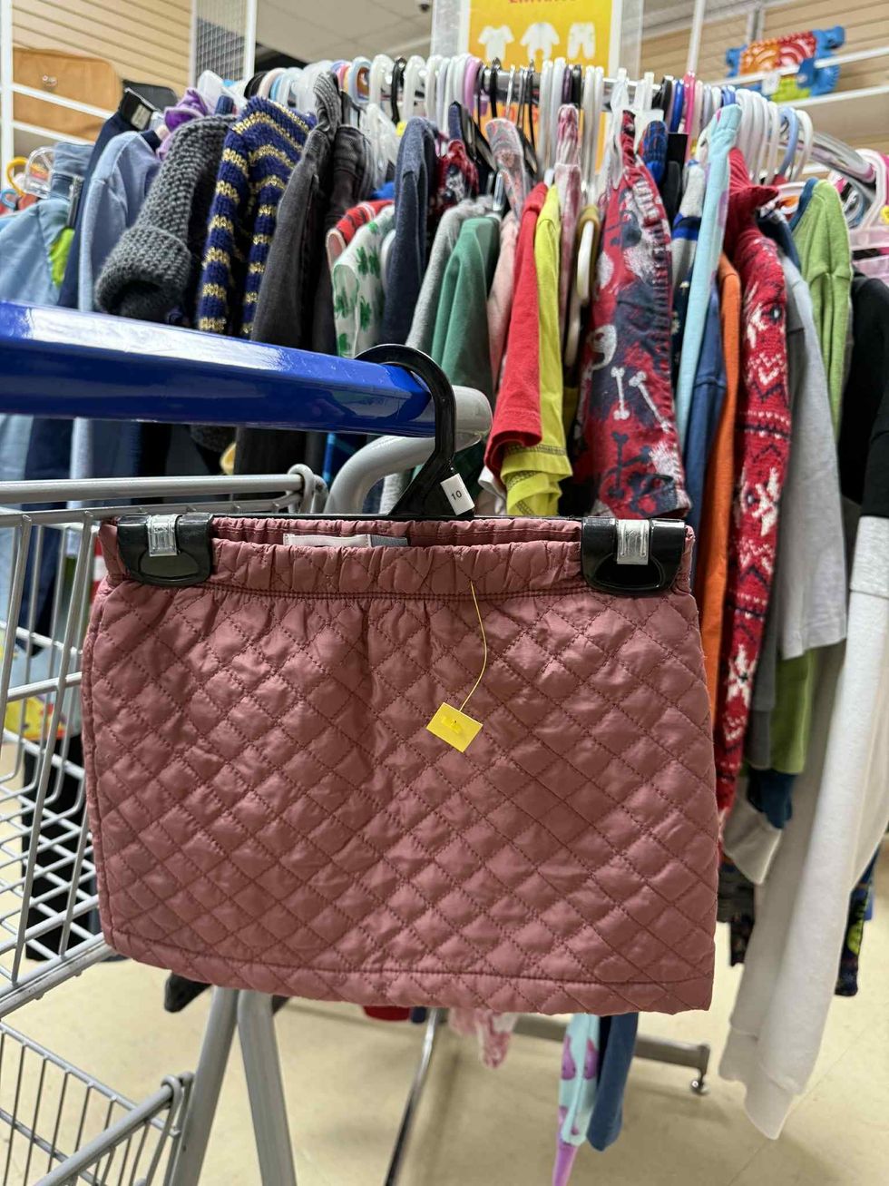 Jupe matelass\u00e9e dans la section liquidation pour enfants de la friperie Au Grenier Populaire.