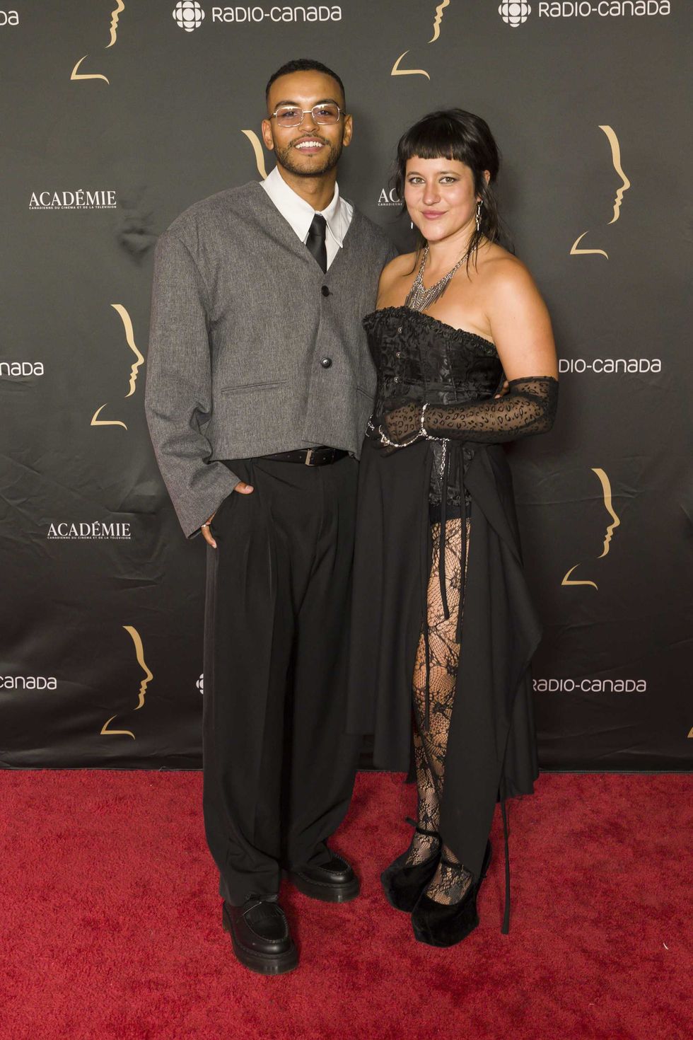 Karl-Antoine Suprice pose aux c\u00f4t\u00e9s de Catherine Brunet sur le tapis rouge des prix G\u00e9meaux.