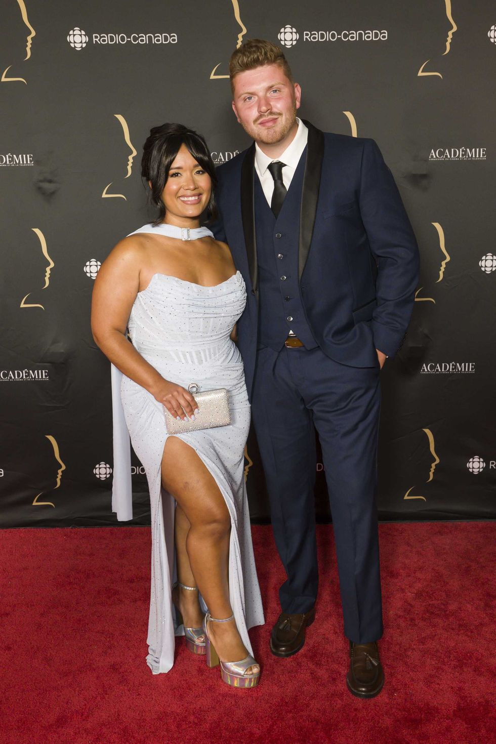 Kate Moya pose aux c\u00f4t\u00e9s de son copain sur le tapis rouge des prix G\u00e9meaux.