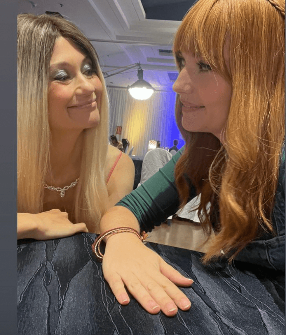 Katherine Levac et Rosalie Vaillancourt dans leurs personnages de Ashley et Allie.