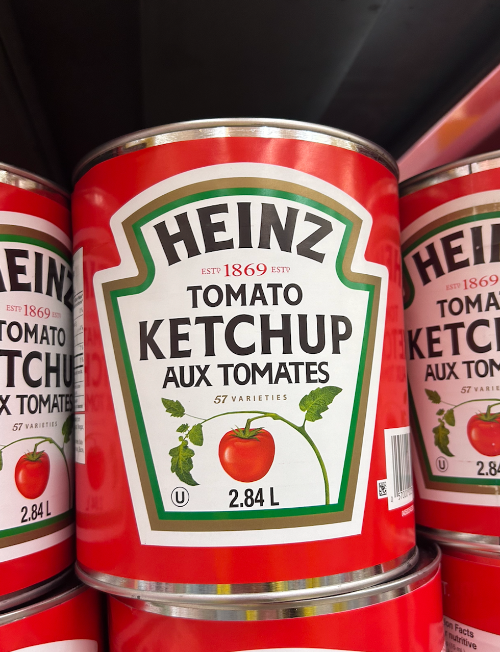 Ketchup aux tomates de Heinz \u00e0 vendre en grand format dans les rayons du Super C.