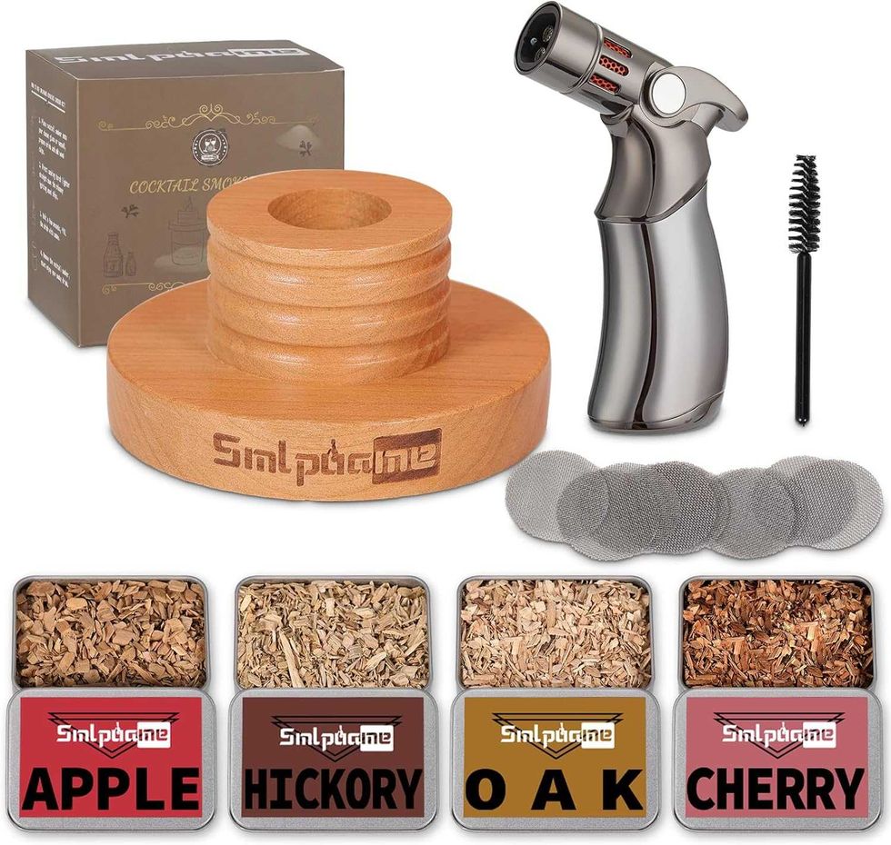 Kit de fumoir \u00e0 cocktail avec torche, base en bois et quatre saveurs de copeaux.