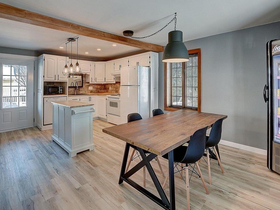 L'aire ouverte entre la cuisine et la salle \u00e0 manger.