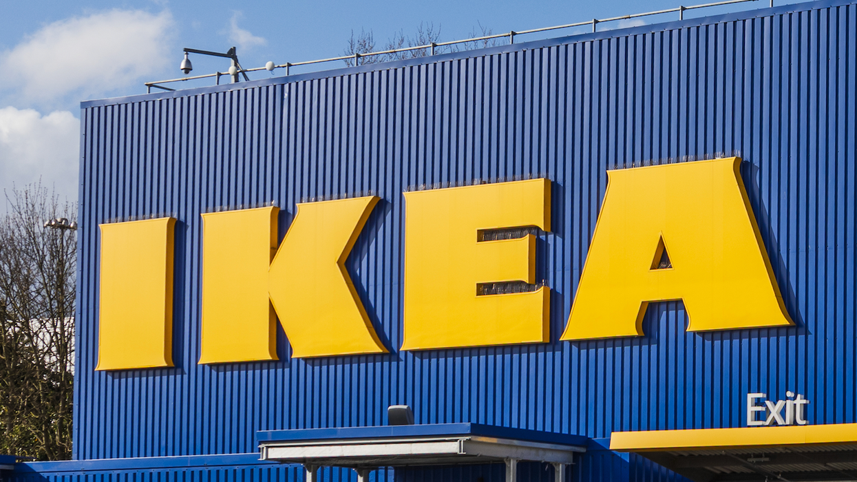 L'enseigne bleu et jaune d'un IKEA.