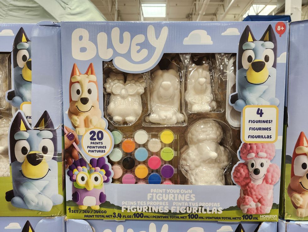 L'ensemble de figurines \u00e0 peindre du personnage Bluey.