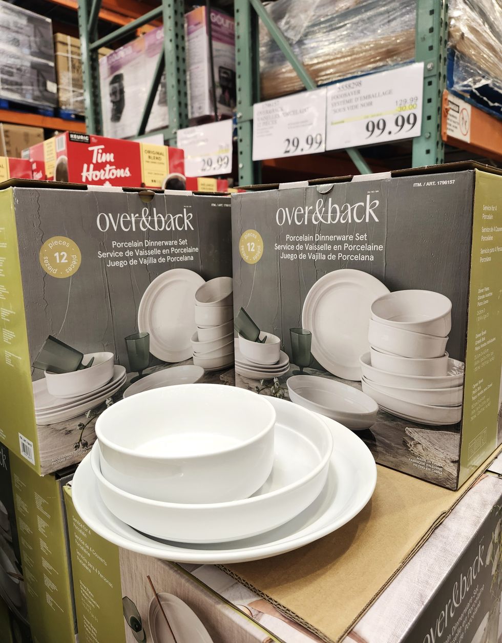 L'ensemble de vaisselle en porcelaine blanche de la marque Over & Back.