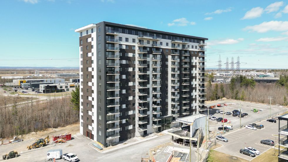 L'ext\u00e9rieur du Skyblu\u0308 Condos Cite\u0301 Mirabel.