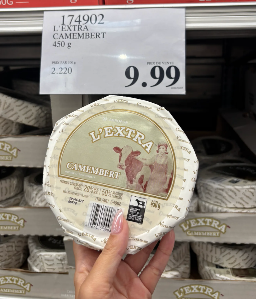 L'Extra camembert de Agropur dans une main au Costco.