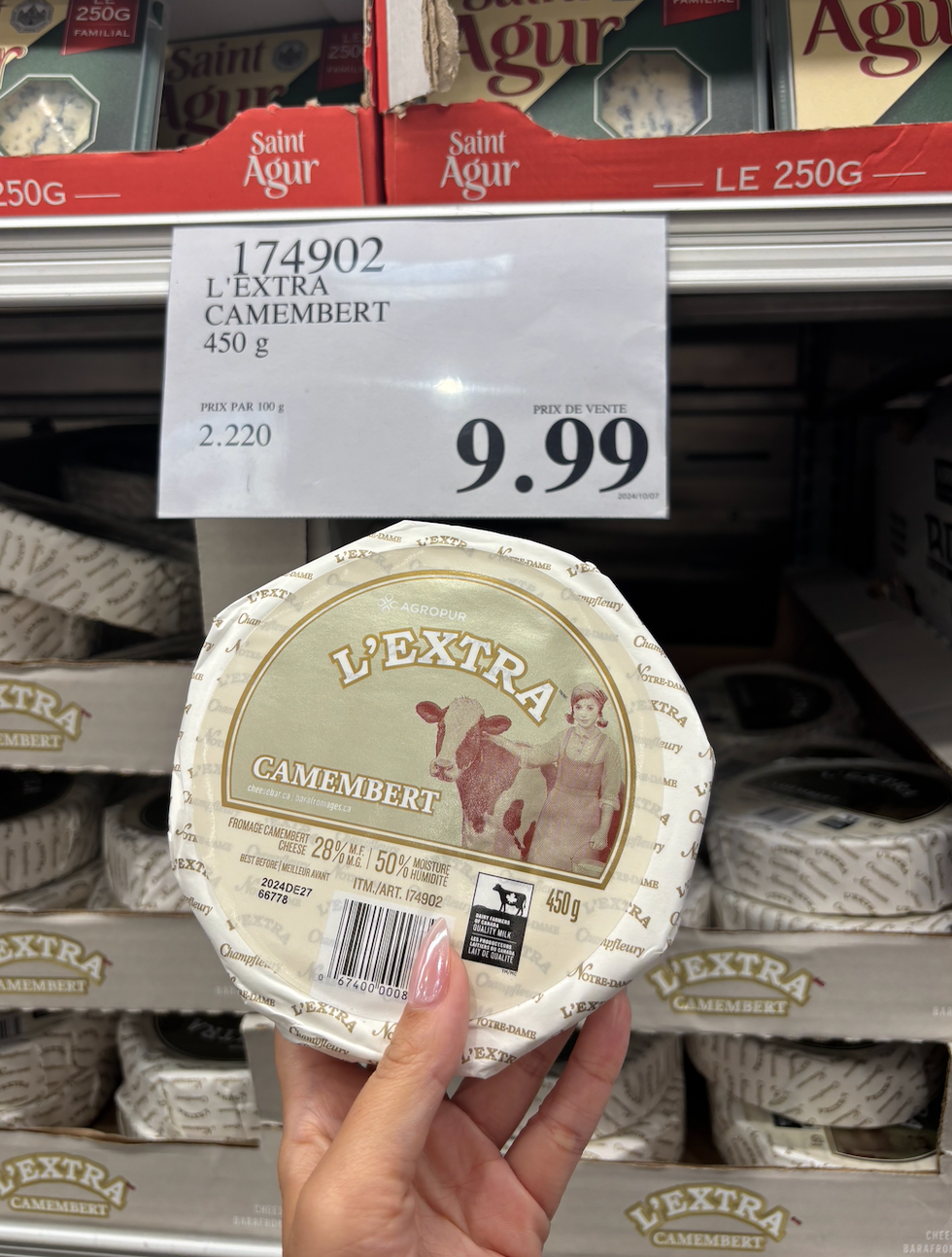L'extra camembert de Agropur devant son rayon au Costco.