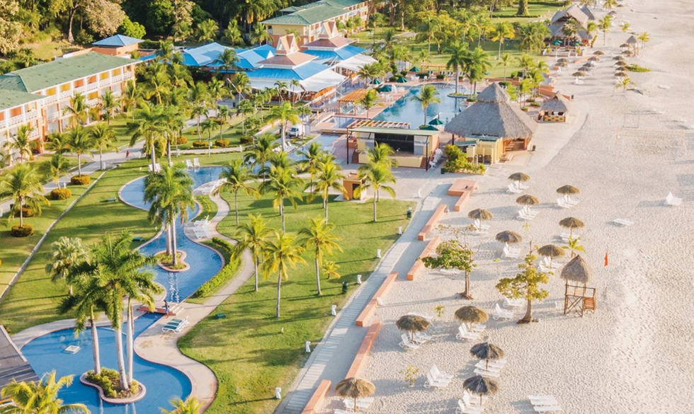 L'h\u00f4tel Royal Decameron Panama \u00e0 Playa Blanca au Panama avec une grande piscine et un parc aquatique.